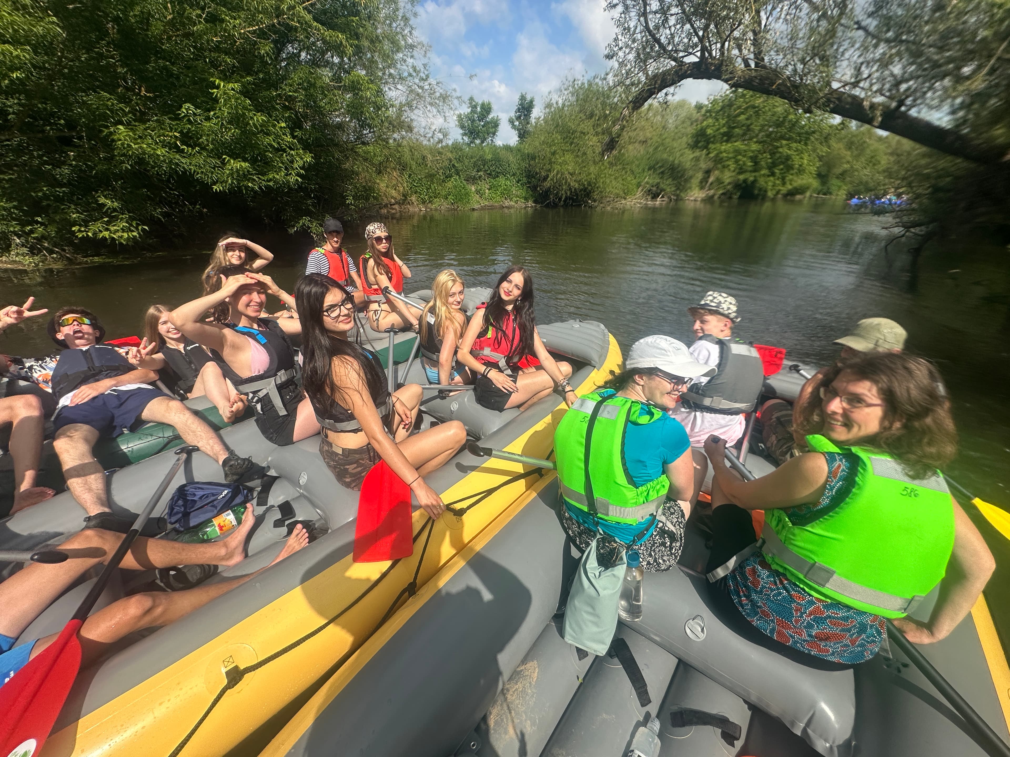 Studenti na raftu na řece Orlici