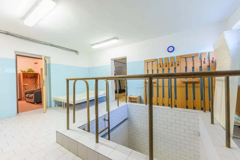 Schodiště a chodba v ubytovací části Hotelu pod Pralesem