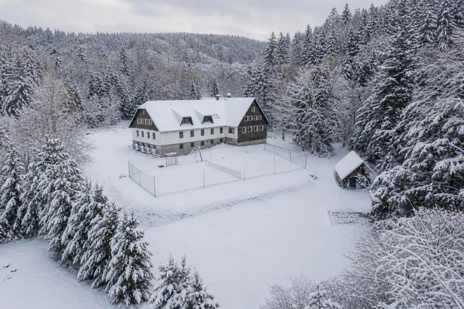 Zimní zázemí Hotelu pod Pralesem pro školní lyžařský kurz v Mladých Bukách