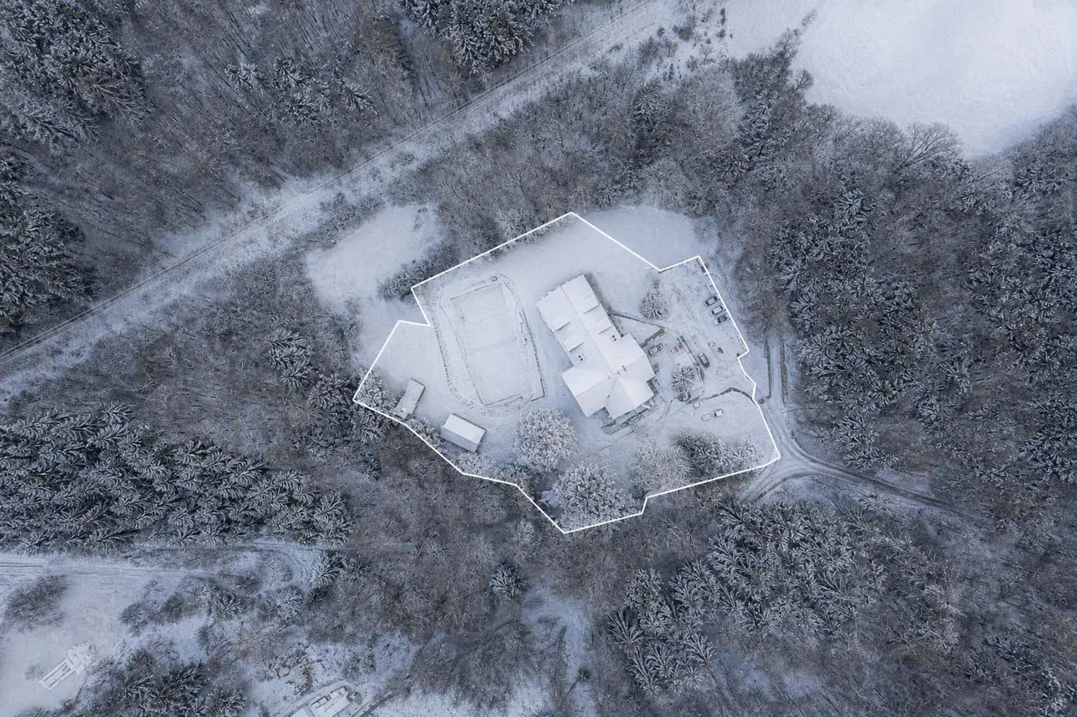 Zimní letecký pohled na areál Hotelu pod Pralesem